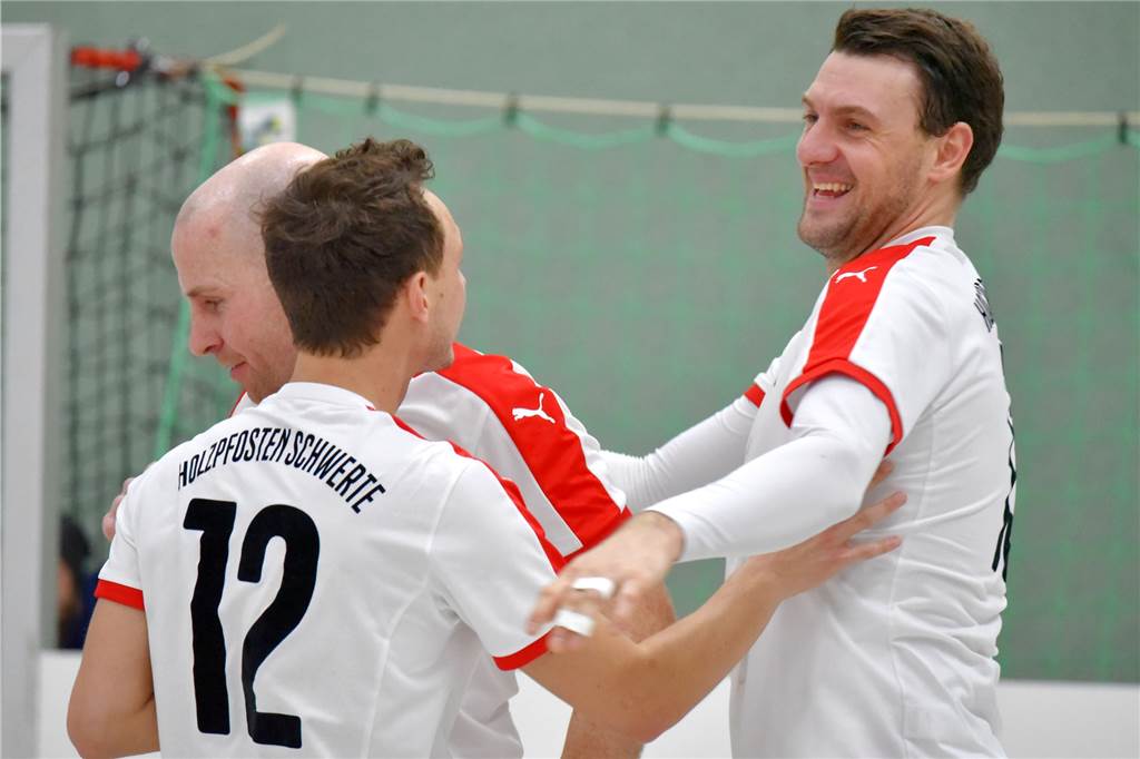 8:1 als Endspielsieg der Superlative: Als sich ein A-Ligist in einen Rausch spielte Nils Klems (re.), hier mit Phillip Oldenburg und Dennis Pahl (v.li.), war der überragende Spieler der Hallen-Stadtmeisterschaft 2019.