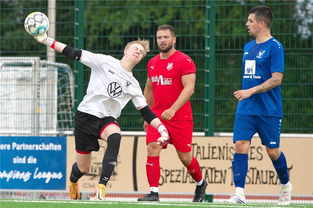 Torwart nach „Leihe“ zurückgekehrt: Zwei weitere Youngster für den TuS Sythen - Brüder vereint Nils Lackmann wirft den Ball.
