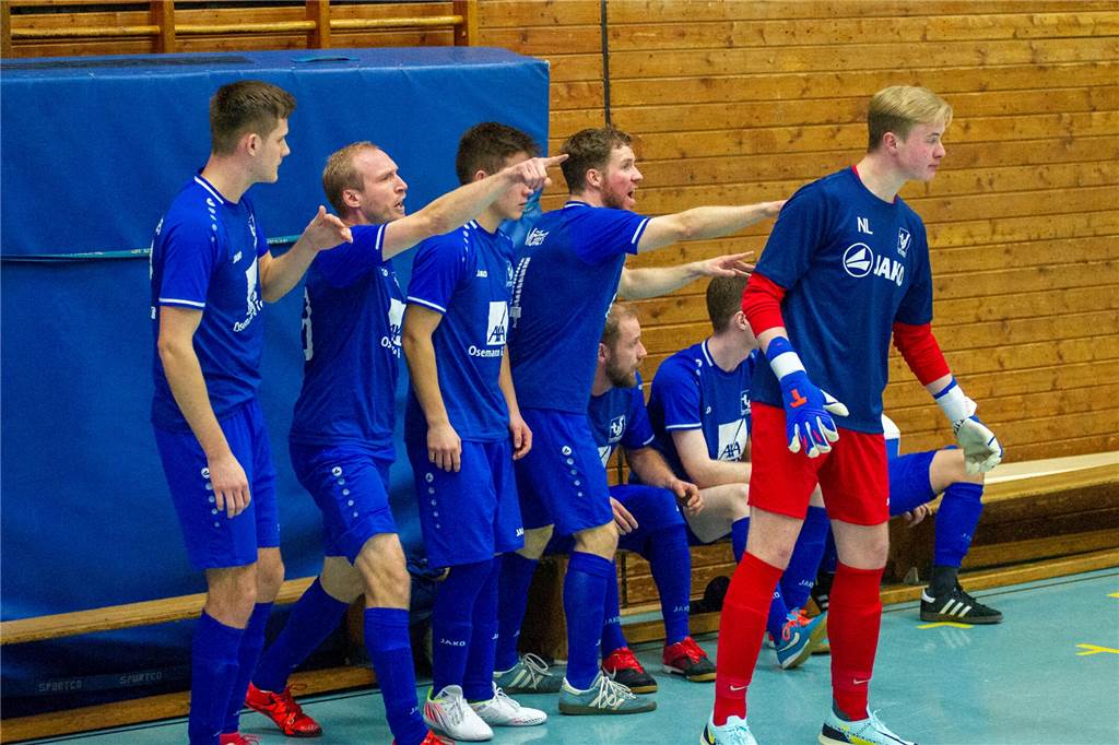 Sythener Youngster spielt „leihweise“ für anderen Verein Nils Lackmann (r.) war bei der Hallenfußball-Stadtmeisterschaft dabei und hütete im Spiel um Platz drei das Sythener Tor.