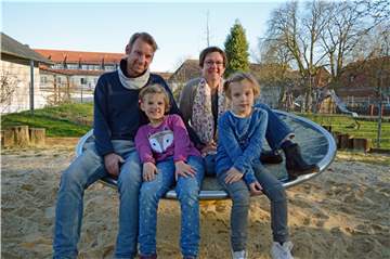 Nils Märtin, Katrin Rieckermann und ihre Töchter Ina und Mara auf dem Spielplatz in der Viktoria-Siedlung. Die Familie lebt gern dort.