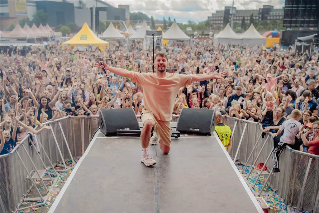 Neue Mitmach-Partysongs vom Kinder-Popmusik-Star Nilsen aus Rhade Nils Mechlinski bei seinem diesjährigen Auftritt auf dem größten Kindermusik-Festival Deutschlands in Oberhausen.
