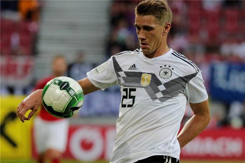 Stürmer Nils Petersen: „Ich bin großer Özil-Fan“ Nils Petersen ist ein großer Özil-Fan. Foto: Christian Charisius