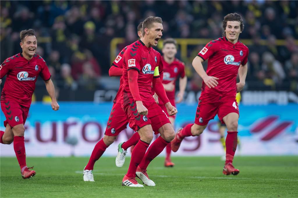 Nils Petersen vor Spiel gegen den BVB: Das ist „meine größte Motivation“ Nils Petersen traf am 20. Spieltag der Saison 2017/18 aus 40 Metern ins Dortmunder Tor zum zwischenzeitlichen 1:2. Der BVB glich in der Nachspielzeit noch aus. Petersens Tor wurde später zum Tor des Jahres gewählt.