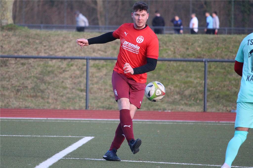 Erste Zusagen: FC TuRa Bergkamen schnürt Zwei-Jahres-Pakete mit Spielern Nils Rataj tritt einen Ball.