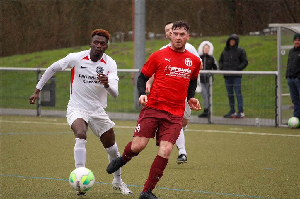 Saison-Aus für den „besten Innenverteidiger“ der Kreisliga: „Er ist nicht eins zu eins zu ersetzen“ Nils Rataj (r.) - hier im Duell mit Mühlhausens Ibrahima Camara - hat für eine weitere Saison bei TuRa Bergkamen zugesagt.