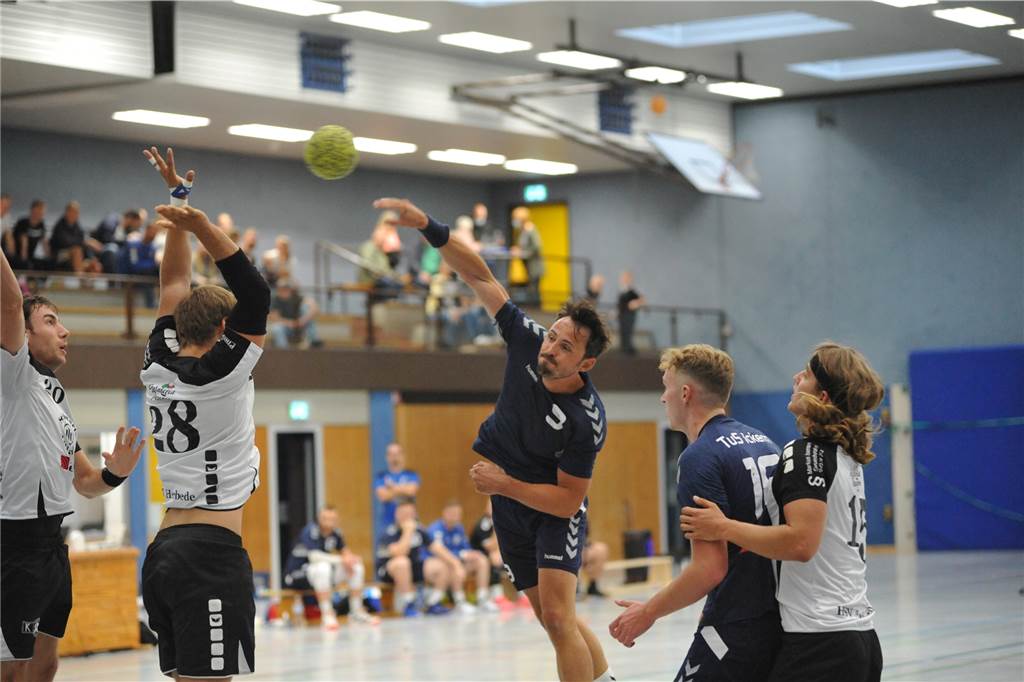 Bei einer Sporthalle spart Bürgermeister 100 Prozent Energiekosten Nils Rodammer (am Ball) und der TuS Ickern müssen vorerst keine Temperatur-Absenkung in der Sporthalle an der B235 fürchten. Die Zuständigkeit liegt beim Kreis Recklinghausen.
