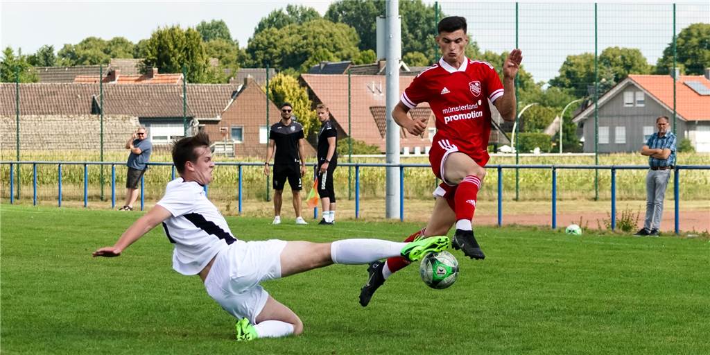 Trotz kuriosem Elfmeter: DJK Stadtlohn hat in rassigem Derby die Nase vorn Nils Schlamann (l.) kann hier den späteren Torschützen Kim-Nicklas Rama noch stoppen.