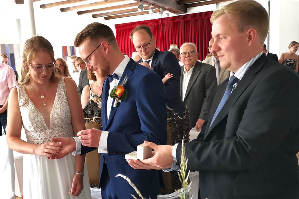 Hochzeit im Herzen von Dorsten: Paula und Benedikt gaben sich Ja-Wort Nils Tümmers überreicht Benedikt Gertz den Ehering, den sich Paula zuvor ausgewählt hat.
