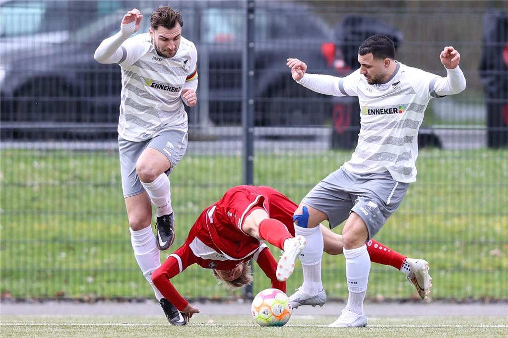 Nils Venneker (l.) und Ufuk Ekincier (r.) setzten sich mit dem FC Nordkirchen gegen die Hammer SpVg durch.