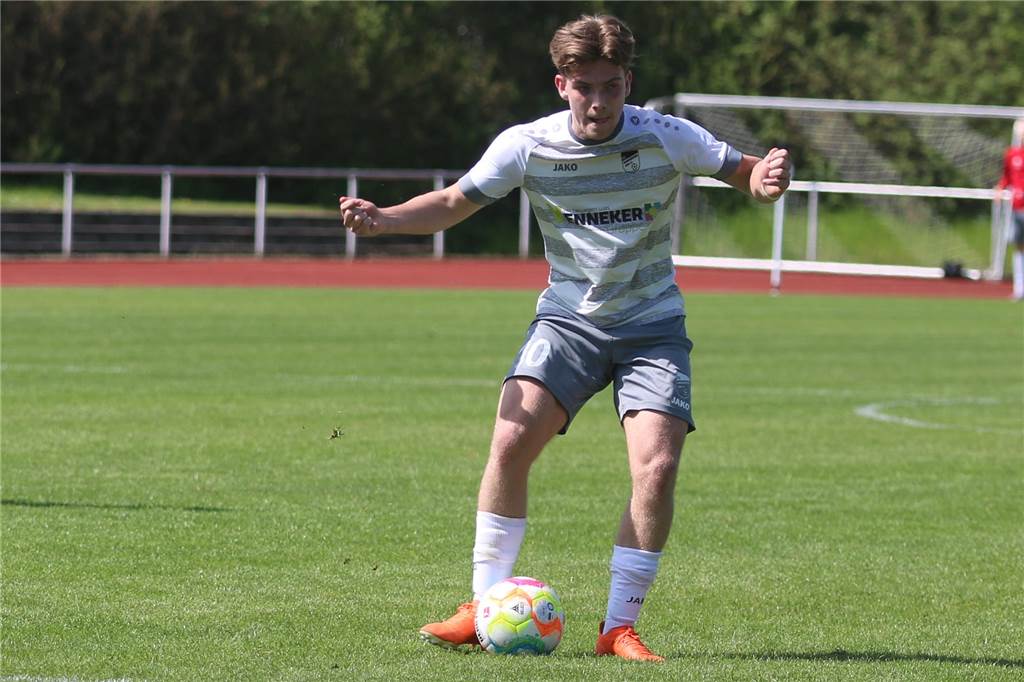Nils Venneker über seine Vorbilder – eines vom FC Nordkirchen Con Lappen führt den Ball.
