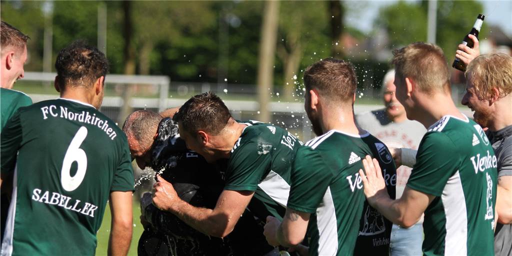 Führungsspieler erfüllen sich den großen Traum: „Alle sagten, der FC Nordkirchen fällt auseinander“ Nils Venneker (M.) feierte den Aufstieg des FC Nordkirchen hier mit Team-Manager Andreas Sobottka (3.v.l.).