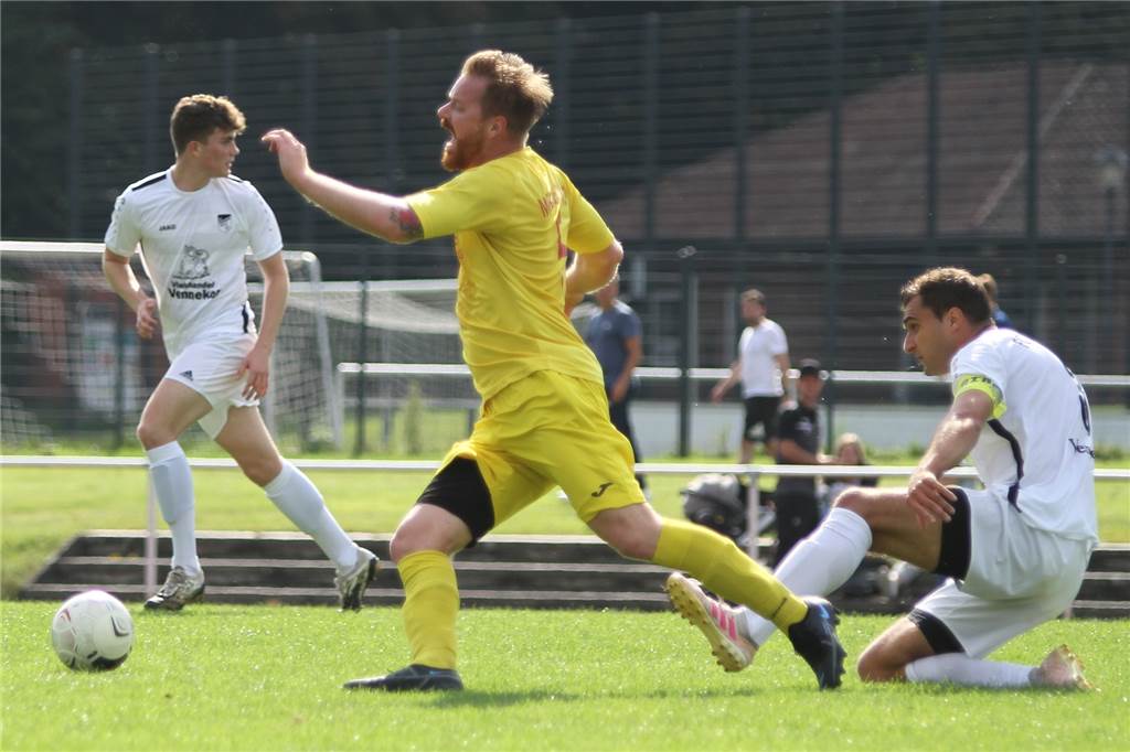 Gesperrter Kapitän mit Liebeserklärung: „Ich werde für immer beim FC Nordkirchen bleiben“ Nils Venneker (r.) schaut voller Zuversicht auf das Topspiel am Wochenende.