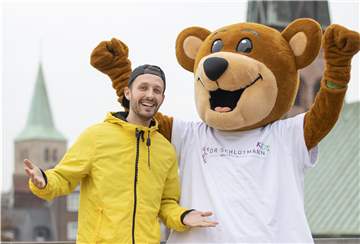 Nilsen alias Nils Mechlinski und das Kids-Club Maskottchen Tommy präsentieren die Mitmach-Kinderdisco.