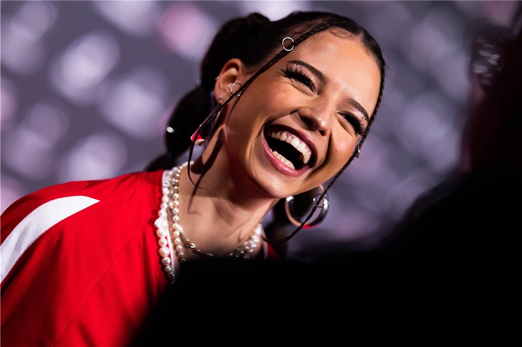 Verleihung der 1Live Krone in Bochum: Diese Stars sind nominiert Nina Chuba, Sängerin und Schauspielerin lacht