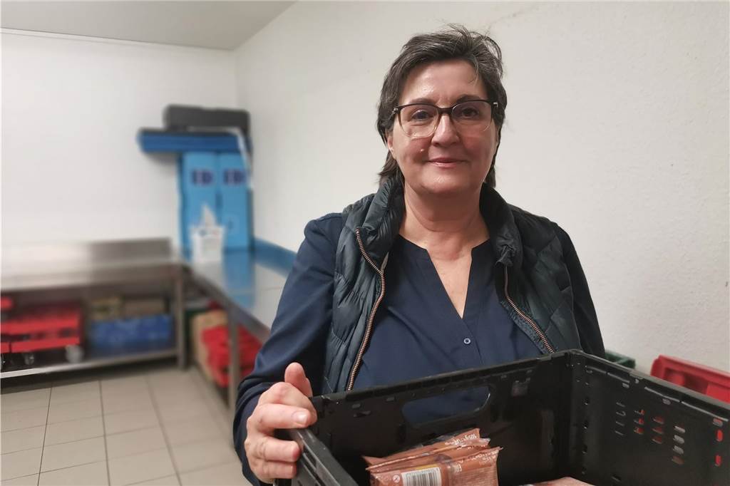 33 Jahre Suppenküche: „Wenn das Geld knapp wird kommen mehr Menschen“ Nina Diring arbeitet hauptamtlich für die Caritas und kochte mit zwei Kolleginnen für die Ehrenamtlerinnen und Ehrenamtler der Suppenküche.