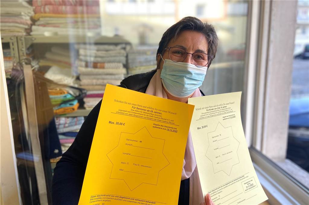 Nina Diring verteilt Blätter