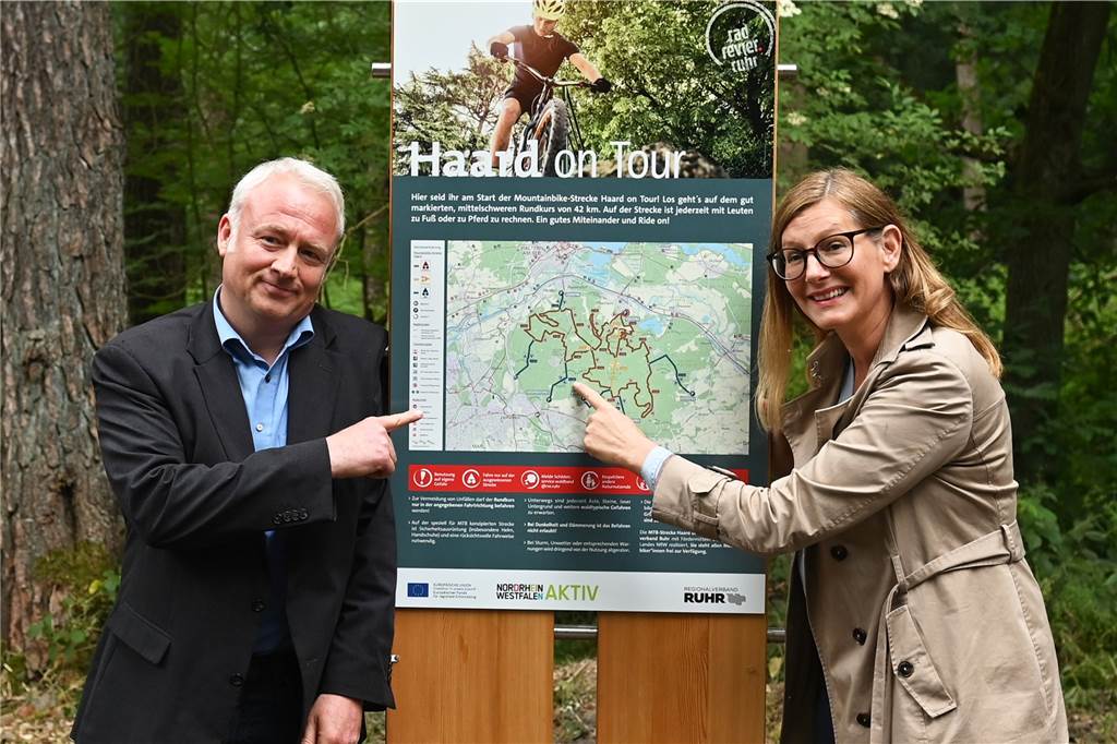 RVR eröffnet neuen Mountainbike-Trail in der Haard (mit Video) Nina Frense, RVR-Beigeordnete für den Bereich Umwelt, und Thomas Kämmerling, Betriebsleiter von RVR Ruhr Grün, weihten die Strecke offiziell ein.