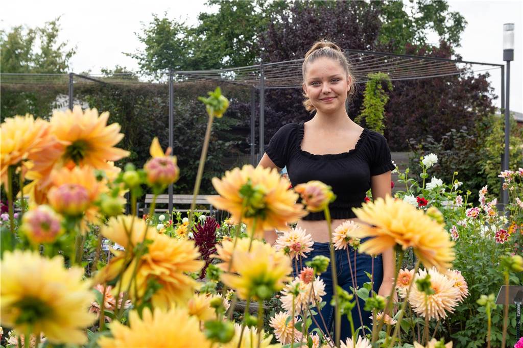 Blumenkorso alle Infos: Parkplätze, Programm, Korsoweg und Preise Nina Iking im Dahliengarten.