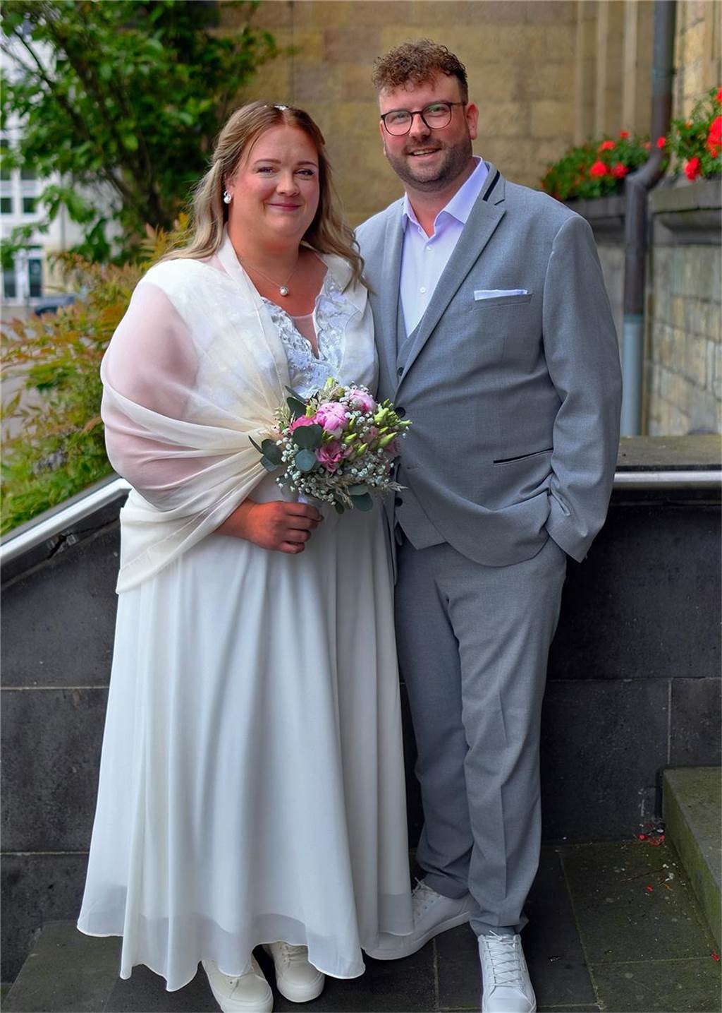 Beim Bummel über die Kirmes verliebt Brautpaar Nina Nischk und Patrick Schimion vor dem Rathaus Recklinghausen.