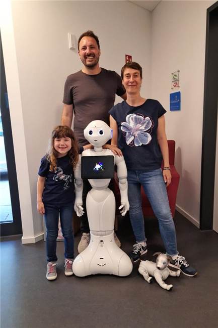Pflegeroboter zu Besuch in Tagespflege: Keine Berührungsängste bei Senioren Nina Rother, ihre Tochter und Felix Carross mit Roboter Pepper beim Besuch in der Tagespflege.