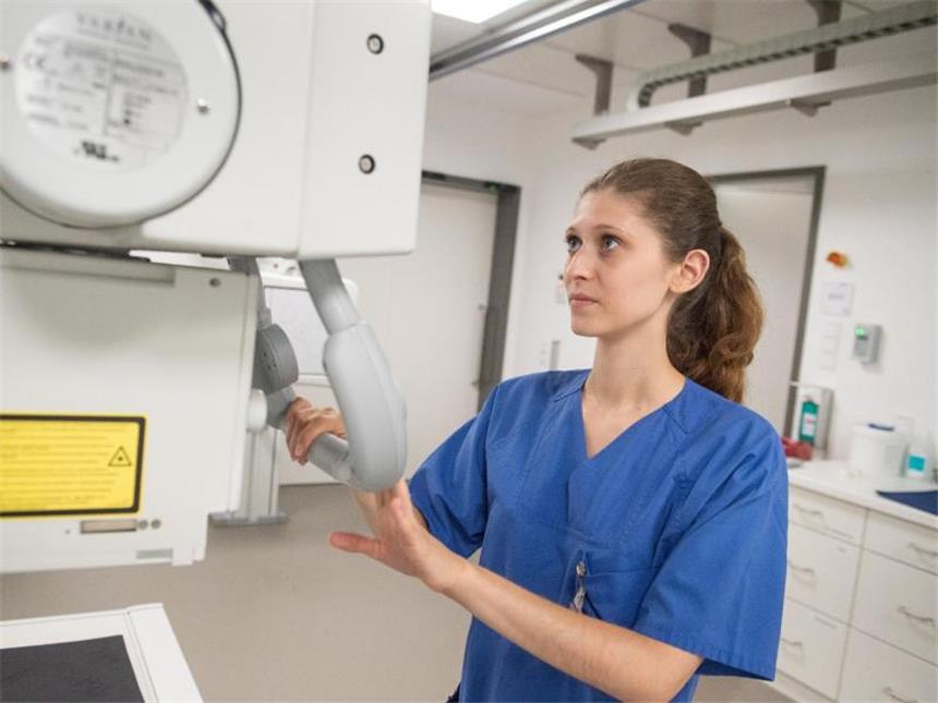 Nina Uhlich absolviert eine Ausbildung zur medizinisch-technischen Radiologieassistentin an der staatlichen Akademie der Gesundheit Berlin-Brandenburg. Foto: Lino Mirgeler/dpa-tmn