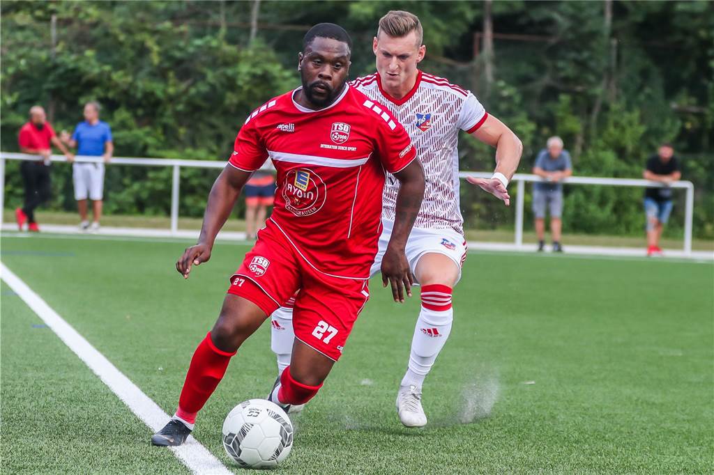 Türkspor Dortmund bangt um den Ausfall eines weiteren Oberliga-Neuzugangs Nino Saka (l.) hat sich verletzt.