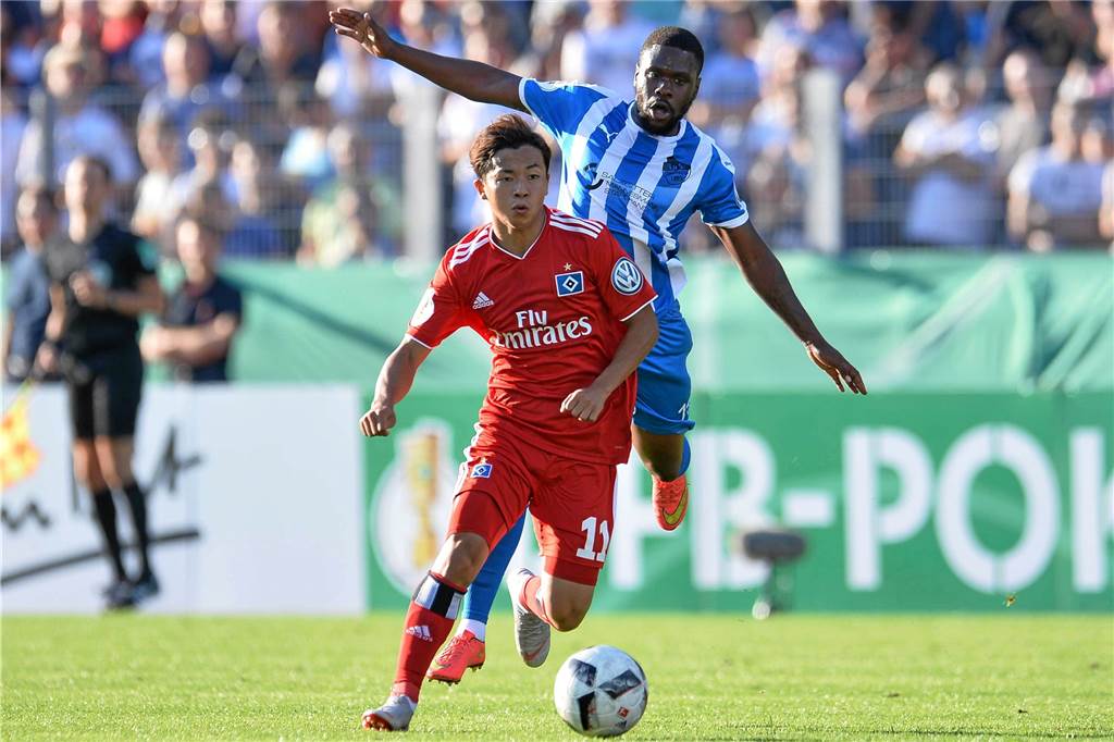 Türkspor krallt sich nächsten Oberliga-Kracher: Schnell wie Speedy Gonzales Nino Saka (r.), hier im DFB-Pokalspiel gegen den Hamburger SV und Tatsuya Ito, spurtet ab der neuen Saison für Türkspor Dortmund.