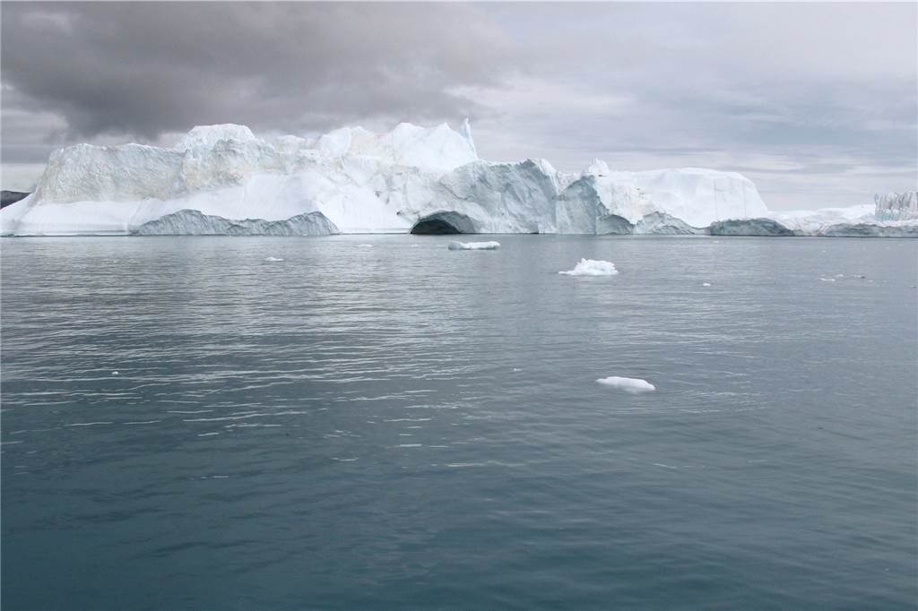 Wo der Klimawandel eine Chance ist: Grönland zwischen Schmelze und Machtspielen Eisberge treiben im Eisfjord von Ilulissat auf Grönland.