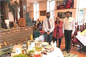 Nirmal Sigh Chandi (rechts) und Ehefrau Baljit Kaur Chandi haben an der Essener Straße 19 (früher Bäckerei Ernsting) ihr indisches Tandoori-Restaurant "Mahalakshmi" eröffnet.