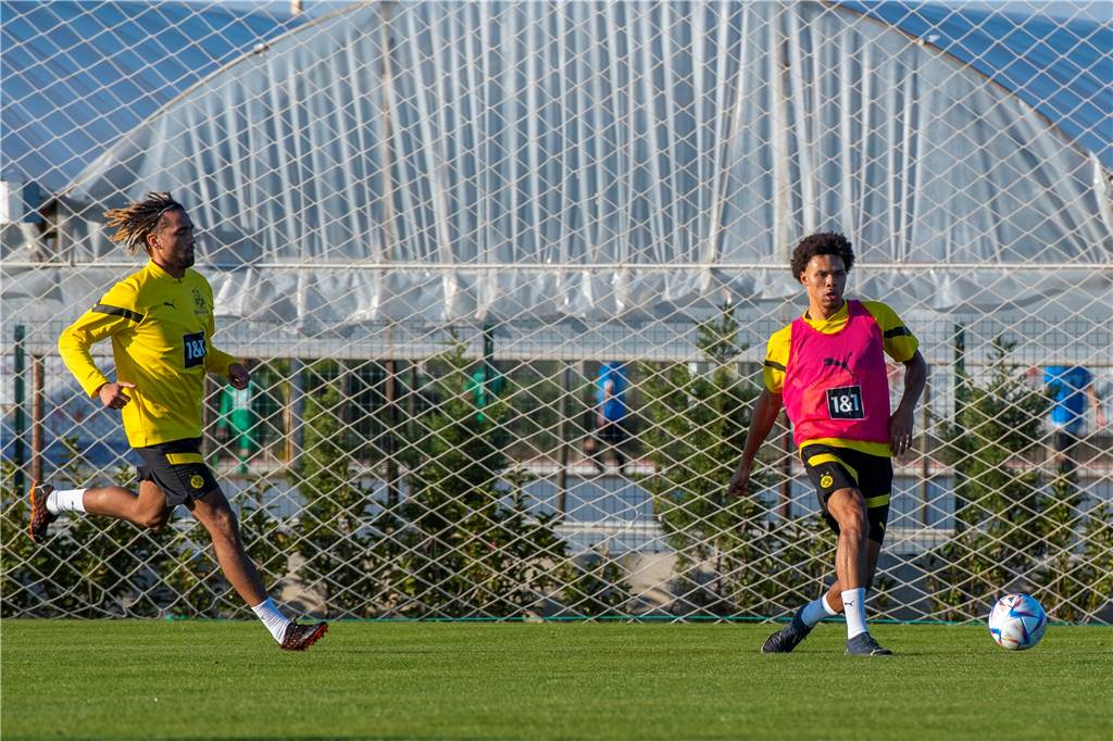 Nnamdi Collins hofft auf neuen BVB-Profivertrag: „Ich bin sicher nicht auf Abschiedstour“ Nnamdi Collins spielt den Ball.