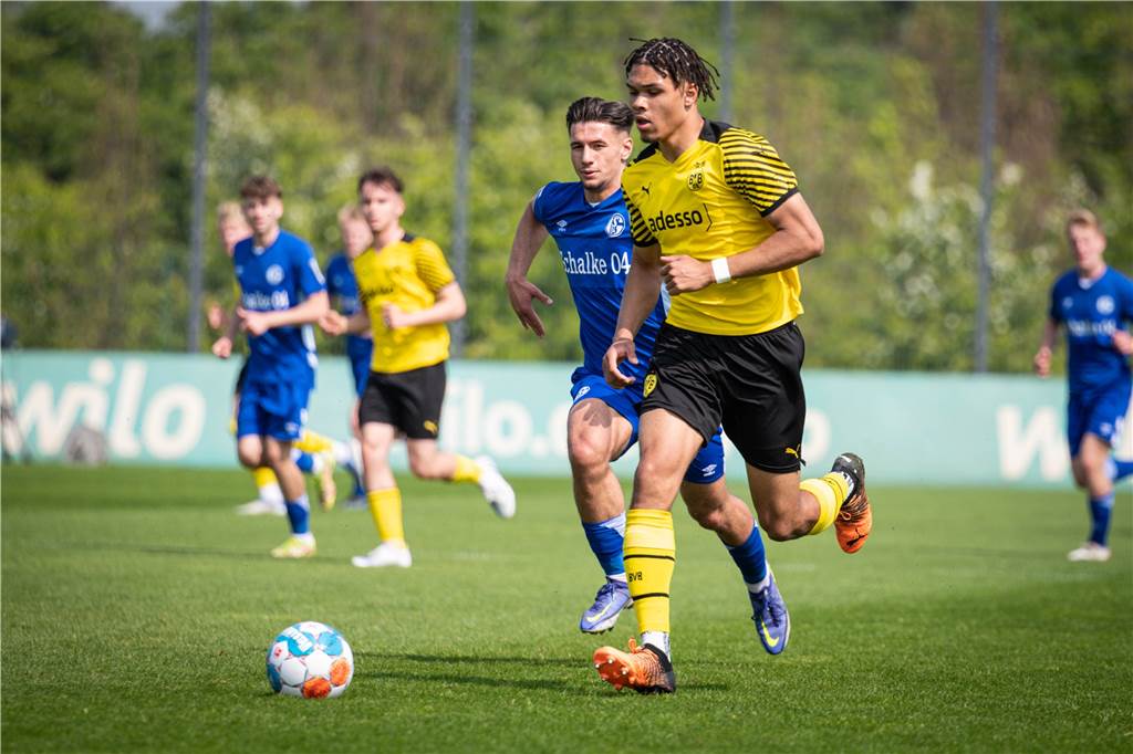 BVB: Bradley Fink mit Dreierpack gegen Schalke – „Sind auf allen Positionen besser besetzt“ Nnamdi Collins (r.) und die BVB-Abwehr standen über weite Strecken sicher.
