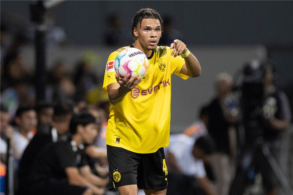 BVB-Nachwuchschef Lars Ricken im XXL-Interview: „Bei uns kommt richtig Qualität nach“ Nnamdi Collins hält den Ball in seiner rechten Hand.
