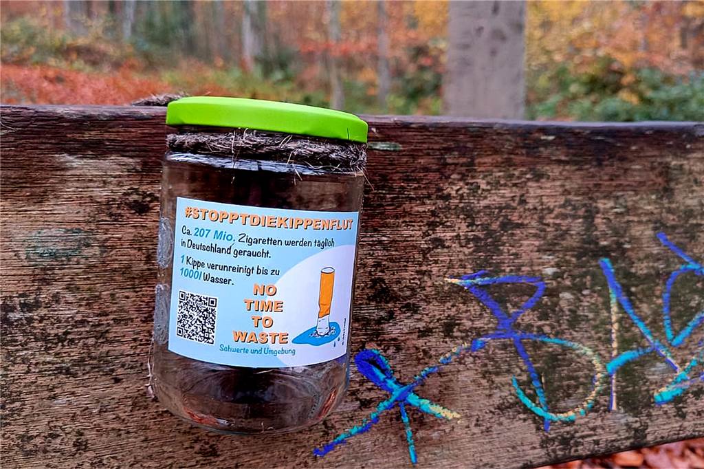 Tolle Umwelt-Idee: Wer hat die Kippengläser im Schwerter Wald aufgehängt? „No time to waste Schwerte und Umgebung“ nennt sich die Initiative, die die Kippengläser aufgehängt hat und betreut.