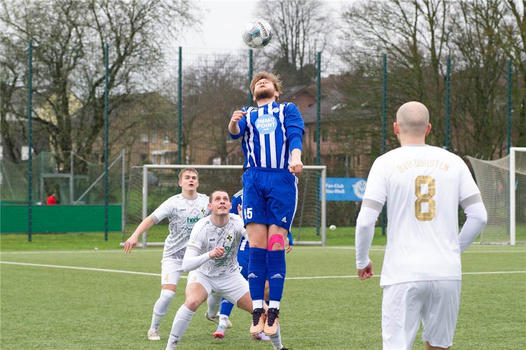 Marco Gruszka bleibt Trainer beim ETuS Haltern Noah Bednara beim Kopfball