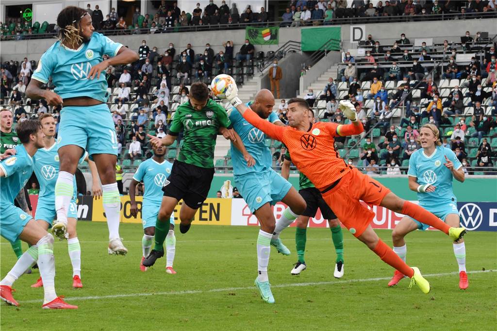 Lippramsdorfer in der Regionalliga: Preußen-Coach spricht über Kloths Entwicklung Noah Kloth (grün) wurde in der vergangenen Saison in der ersten Runde des DFB-Pokals gegen Bundesligist VfL Wolfsburg eingewechselt.