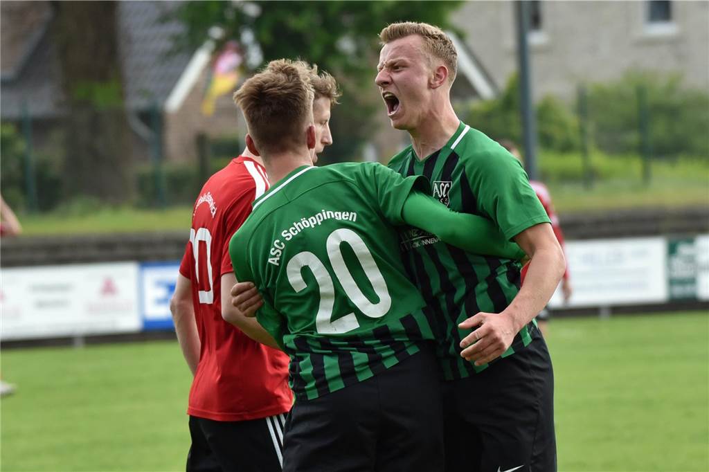 Die Überraschungen der Fußballsaison 23/24 Noah Kuchinke (r.) und der ASC Schöppingen jubelten in der vergangenen Saison oft.