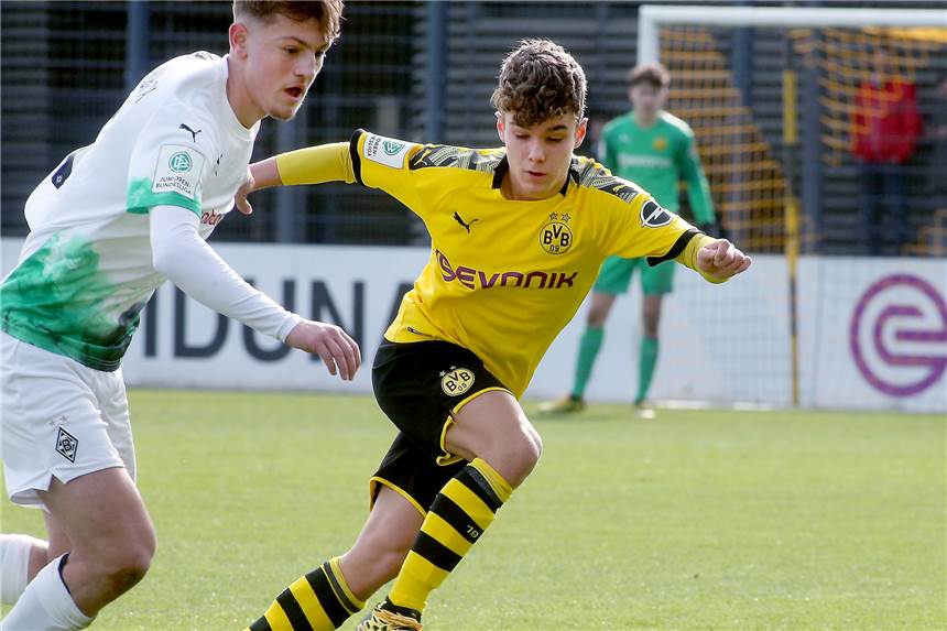 Borussia Dortmunds U19 fegt Borussia Mönchengladbach vom Platz – U17 schlägt RW Essen Noah Mrosek eröffnete den Torreigen beim 5:0-Erfolg der A-Junioren des BVB in Mönchengladbach.