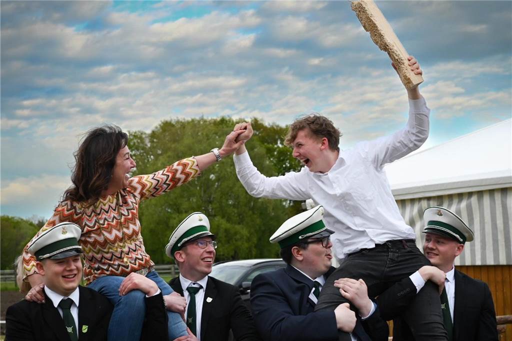 Festsaison: Schützenverein Deuten macht den Anfang vom 3. bis 5. Mai Noah Pech ist neuer Biervogelkönig in Deuten. Zur Königin nahm er sich Julia Heidepeter.