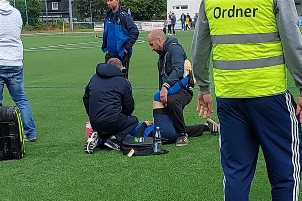 „Höllische Schmerzen“ nach Verletzung bei Niederaden-Spieler: „Habe es brechen und knacken gehört“ Noah Schmidt wurde nach seiner Verletzung noch am Platz von den Ersthelfern behandelt.