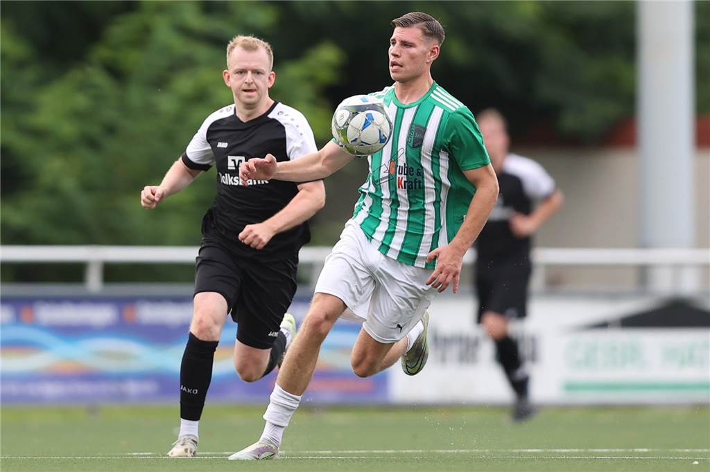 SG Selm verliert Testspiel beim SuS Olfen trotz eines Traumtores Noah Wacher (r.) traf für die SG Selm sehenswert.