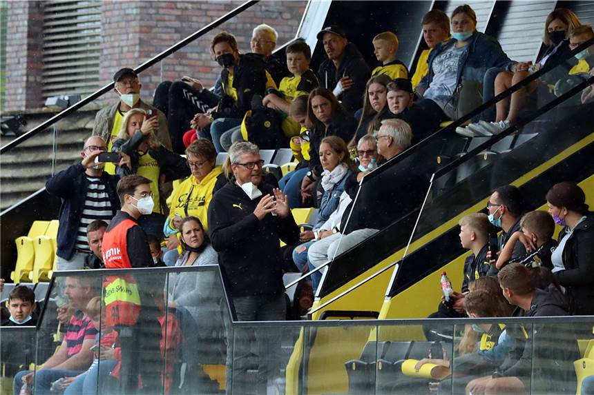 Corona-Schock beim BVB: Nach Meunier auch Brandt positiv getestet Nobby Dickel informiert die Fans über die Absage des öffentlichen Trainings.