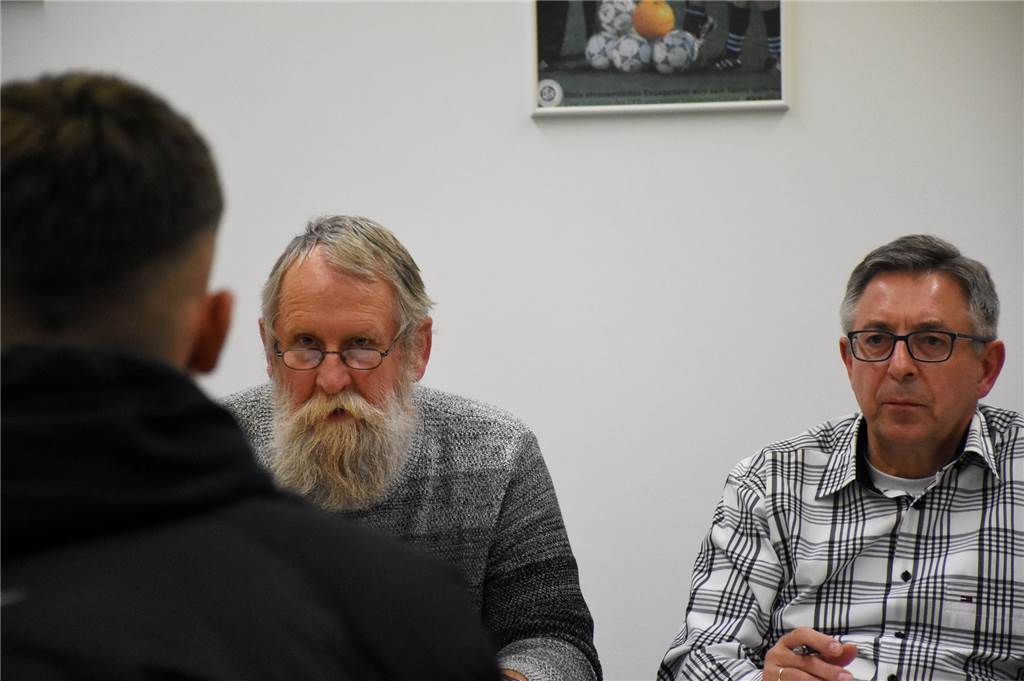 „Ich habe nicht ohne Grund zugehauen“: Strafen nach Schlägerei bei Pokalfinale stehen fest Nobert Sicking (r.) und Bernhard Mathmann vom Kreisjugendsportgericht nahmen zahlreiche Zeugen ins Kreuzverhör.