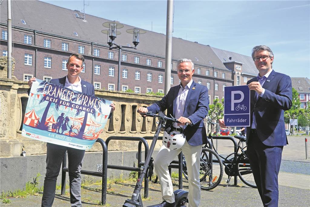Cranger Kirmes ganz romantisch: So verändert eine Runde im Riesenrad das Leben Noch 79 Tage: Tibo Zywietz, Dr. Frank Burbulla und Dr. Alexander Christian (v.l.) freuen sich auf die Cranger Kirmes - und werben für die neuen Fahrradparkplätze und Abstellorte für E-Scooter.