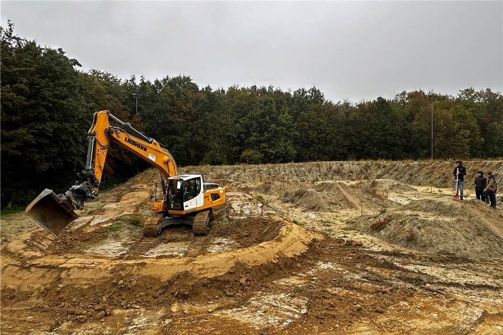 Rampen und Hügel nehmen im Bike-Park Formen an, keine Action mehr in 2023 Noch ähnelt der Bike-Park einer Mondlandschaft. Das ändert sich bald.