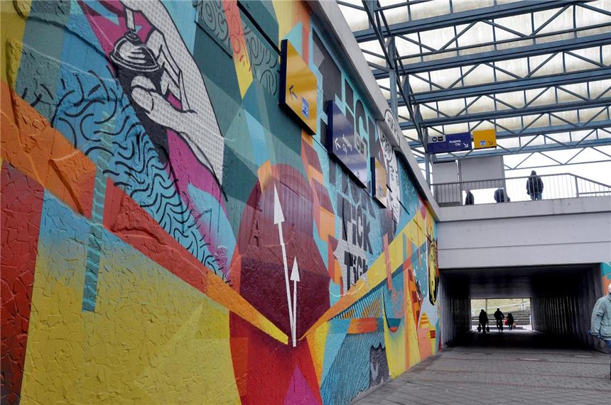 Bahnhofs-Test: VRR nimmt Dorstens Stationen unter die Lupe »Noch akzeptabel« ist der Dorstener Bahnhof laut dem Stationsbericht des VRR. »Es kam zur Abwertung wegen Graffiti im Zugang in der Personenunterführung, die auch eine Stadteilverbindung ist. Hier ist auch die Stadt Dorsten in der Verantwortung«, sagt VRR-Pressesprecher Holger Finke. Das Kunstwerk unten im Bahnhof (auf dem Foto) meint die VRR nicht, sondern die Schmierereien und Schriftzüge im Tunnel und an der Treppe. Im vergangenen Jahr gab es die für den Bahnhof die noch schlechtere Wertung »nicht akzeptabel«. Einen Behinderten-Zugang gibt es über eine Rampe, die am Rand herführt.
