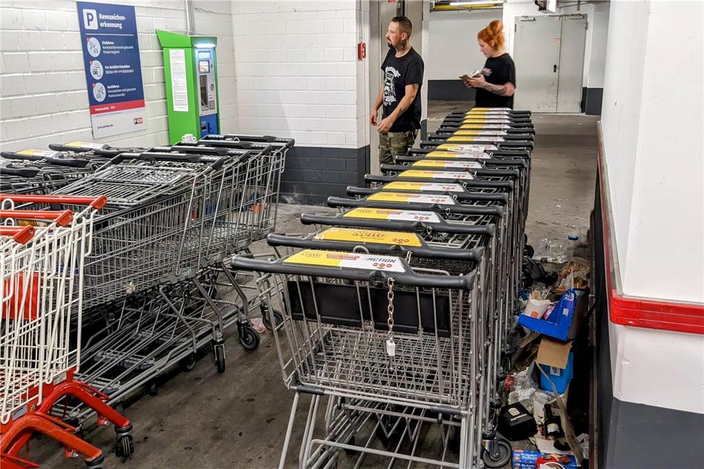 Parkhaus versinkt im Müll: Parkhausbetreiber erklärt das Vorgehen Noch am Dienstag (12.6.) lag Müll zwischen den Einkaufswagen im Parkhaus am Recklinghäuser Tor in Dorsten.