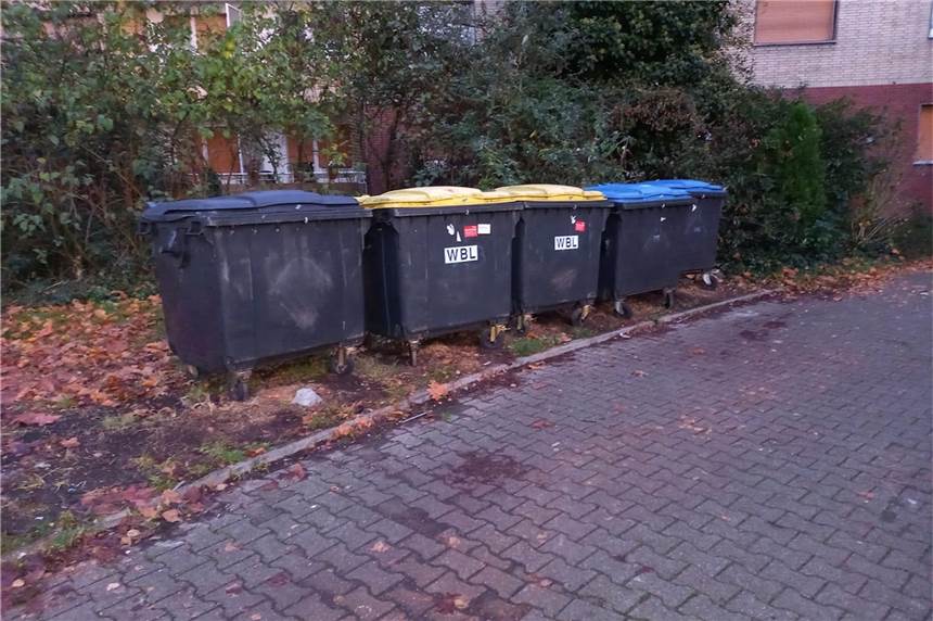 Noch am Freitag (6. November) rückten die WBL an und entsorgten die Müllberge an der Münsterstraße 81.