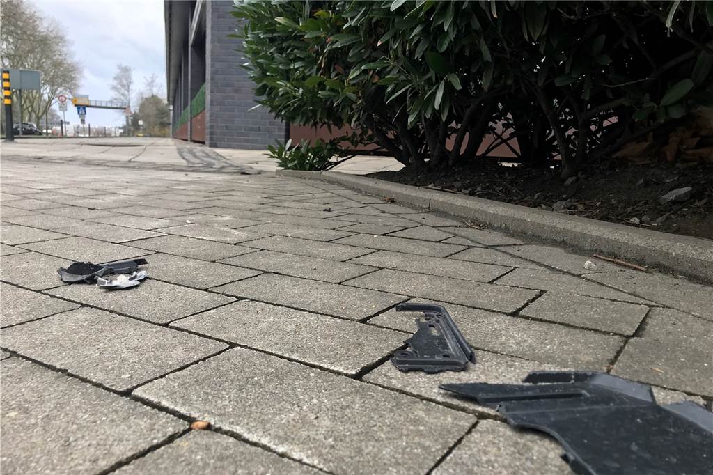 Auto prallt gegen BVB-Geschäftsstelle – 19-Jähriger flüchtet Noch am Montag waren Reste des Unfalls zu sehen.