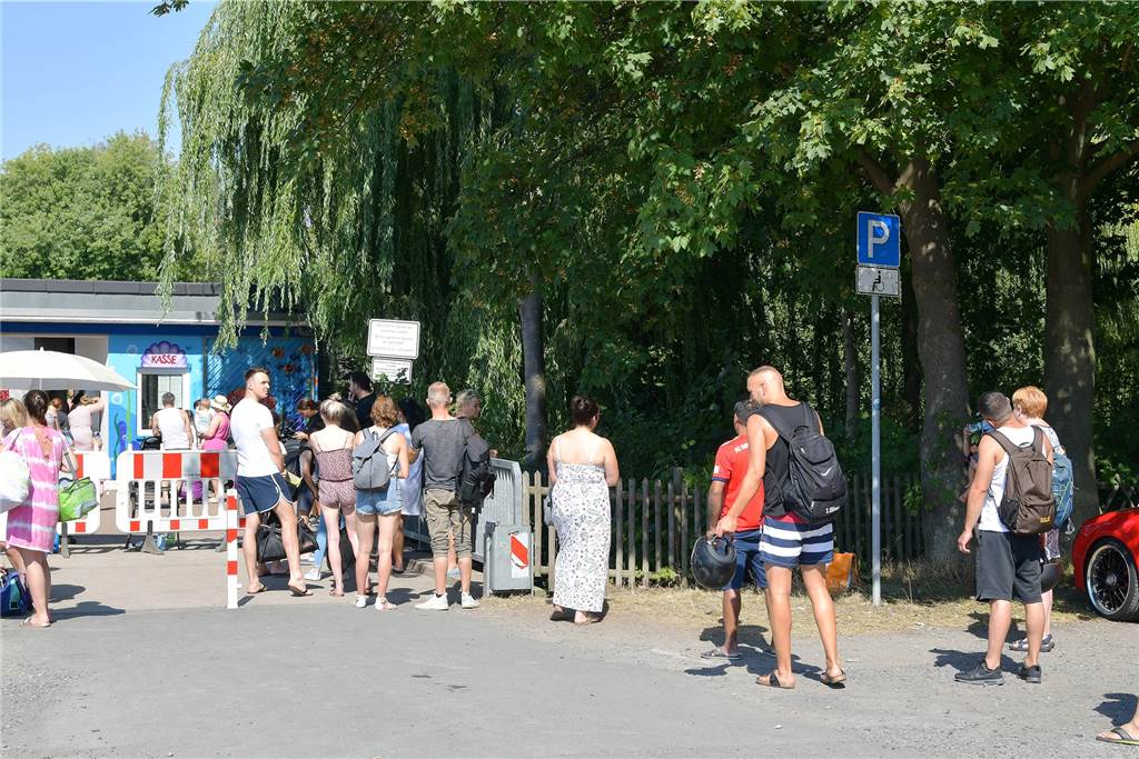 Nichts geht mehr: Bei großer Hitze lange Schlangen vorm Bürgerfreibad Selm Noch am Samstagnachmittag gibt es eine lange Besucherschlange vor dem Freibad Selm.