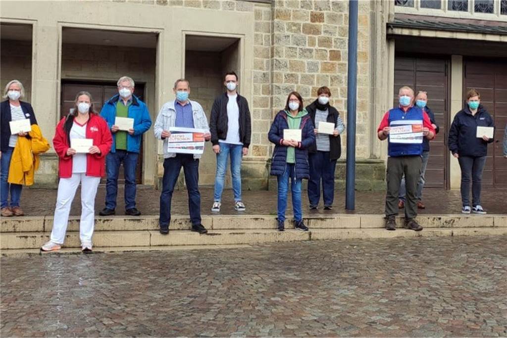 Stadtlohner Gastronomen verteilen Gutscheine an ihre Corona-Helden Noch am selben Tag, 17. Mai, haben die Gastronomen die knapp 400 Gutscheine an Mitarbeiterinnen und Mitarbeiter des Krankenhauses, der Pflegeheime und des Hospiz in Stadtlohn verteilt.